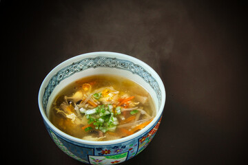 酸味と辛味が絶妙なおいしさの酸辣湯（サンラータン）