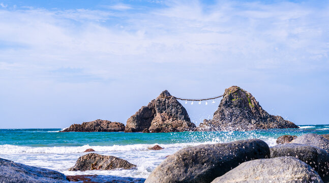 夏空を背景に観光名所で有名な「桜井二見ヶ浦 夫婦岩」
"Sakurai Futamigaura Married Couple Rocks", a famous tourist attraction with the summer sky in the background
日本(夏)
Japan (summer)
九州・福岡県糸島市
Kyushu/Itoshima City,
2022年(夏)