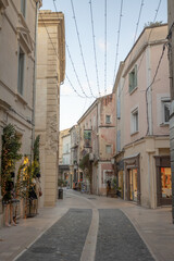 Obraz premium commerces du village de Saint-Rémy-de-Provence pendant les fêtes de Noël