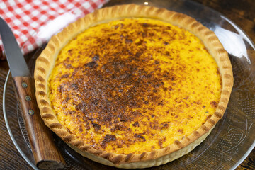 quiche entière dans un plat