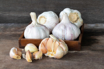Garlic bulbs in wooden saucer.