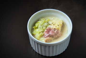 白菜の旬の冬に食べる、とろとろに煮込んだ温かい白菜のミルクシチュー
