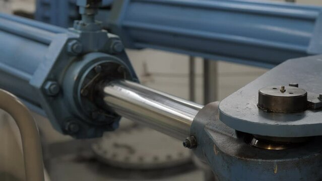 Work of hydraulic steering gear of ship in storm