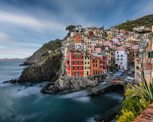 Fototapeta na wymiar Panoramica de Riomaggiore en Cinque Terre, Liguria, Italia