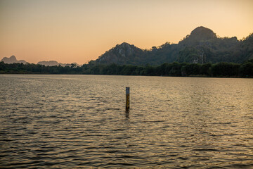 panoramic background of high mountain scenery, overlooking the atmosphere of the sea, trees and wind blowing in a cool blur, spontaneous beauty