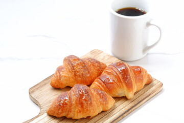 焼き立てでサクサクの食感のクロワッサンと淹れたてのコーヒーの朝食