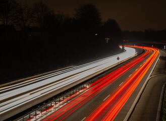 Langzeitbelichtung, Weiße Vordere -und Rote Rückleuchte als Auto Lichtstreifen bei Nacht