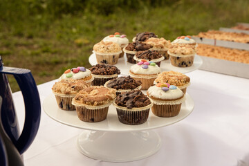 Leckere Muffins mit Schokolade und Vanille für ein Kuchenbuffet - 560464972