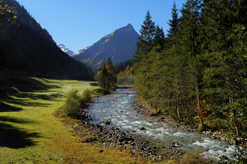 Obraz premium Herbst im Hintersteiner Tal mit Blick auf die Ostrach und den Giebel (1948m).