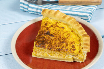 quiche couper dans un plat	