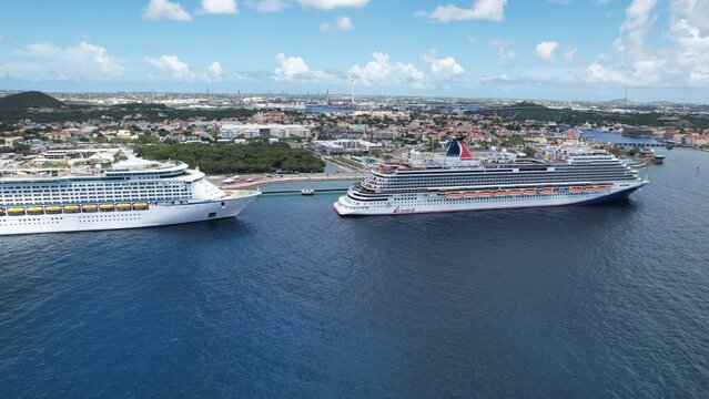 Der Hafen von Willemstad in Curacao