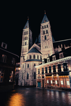 Cathédrale de Tournai la nuit, Hainaut, Belgique