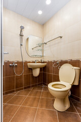 Altes Duschbad mit braunen Fliesen