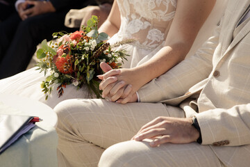 Brautpaar hält Händchen während der Trau Zeremonie - 560469976