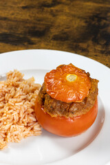 tomates farcies et riz dans une assiette