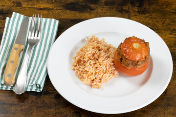 tomates farcies et riz dans une assiette