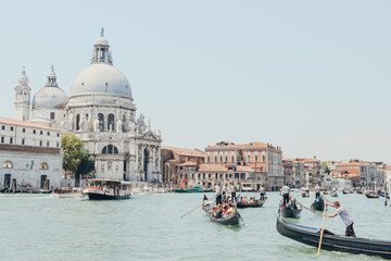 Fototapeta na wymiar Gondoleros en el Gran Canal de Venecia, un día de verano.
