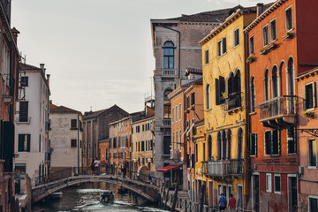 Fototapeta na wymiar Casas en una canal de Venecia al atardecer.