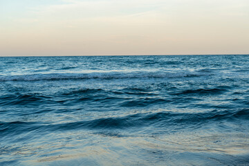 Obraz premium OLAS LLEGANDO A LA PLAYA MEDITERRÁNEO