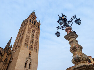 Farola de piedra junto a la Giralda de Sevilla