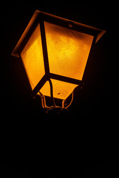 farolas urbanas luz amarilla