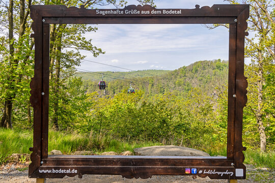 Blick durch den Bilderahmen in das Bodetal