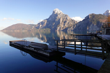 Ponton en bois avec barque au bord du lac Traunsee au pied de la montagne Dachstein
