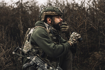 Obraz premium Military reconnoiter investigating the place