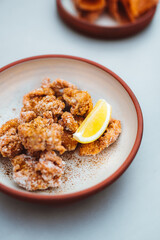 chicken nuggets in a bowl with lemon piece at the restaurant table