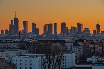 Widok z okna, na centrum Warszawy i Pragę Północ o zachodzie słońca.