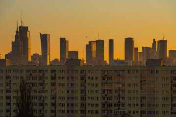 Widok z okna, na centrum Warszawy i Pragę Północ o zachodzie słońca. © smoku7979