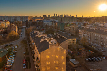 Widok z okna, na centrum Warszawy i Pragę Północ o zachodzie słońca. © smoku7979