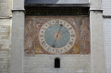Uhr an der Kirche Saint-Rémy de Troyes