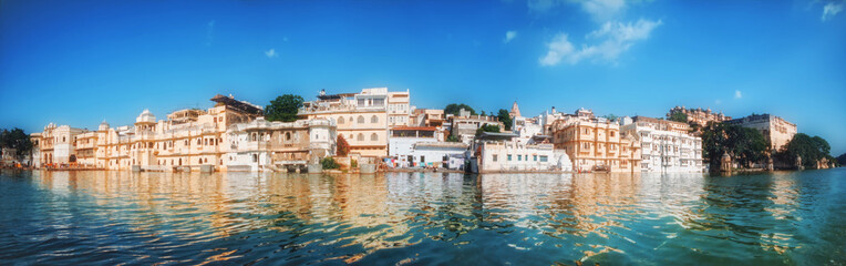 Fototapeta na wymiar Panorama of buildings along Lake Pichola, Udaipur, Rajasthan, India