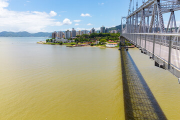mar esverdeado em Florianópolis e a Ponte Hercílio Luz, local turístico de florianopolis, Santa Catarina, Brasil