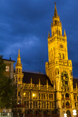 Fototapeta na wymiar Night shot of Marienplatz and Munich city hall, Neues Rathaus, in Munich, Germany