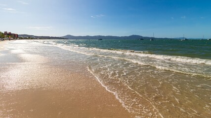 onda e areia da praia de jurere florianópolis santa catarina brasil jurerê internacional