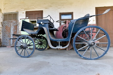 Fototapeta na wymiar Vintage horse drawn carriage on the country.