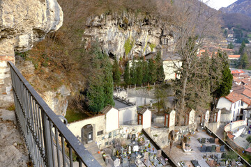 Il cimitero di Laorca nel comune di Lecco, Lombardia, Italia. - obrazy, fototapety, plakaty