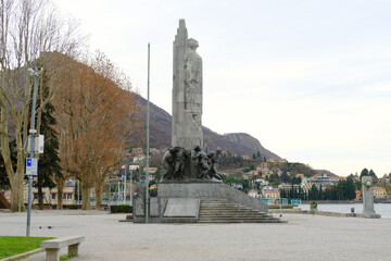 Fototapeta premium Il Monumento ai Caduti sul lungolago di Lecco, Lombardia, Italia.