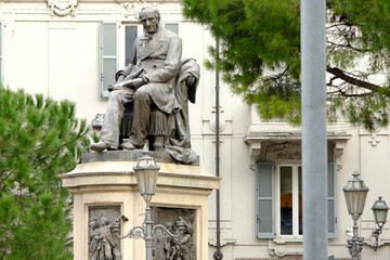 Fototapeta na wymiar Il monumento ad Alessandro Manzoni nel centro storico di Lecco, Lombardia, Italia.