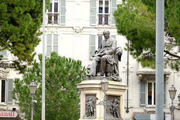 Il monumento ad Alessandro Manzoni nel centro storico di Lecco, Lombardia, Italia.
