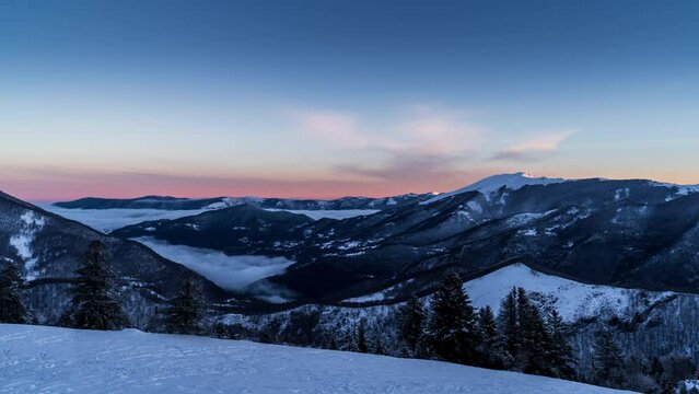 TImelapse lever de soleil vall&eacute;e Pyr&eacute;n&eacute;es mer de nuages 4K