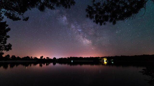 TImelapse voie lact&eacute;e au dessus d'un lac Gironde France 4K