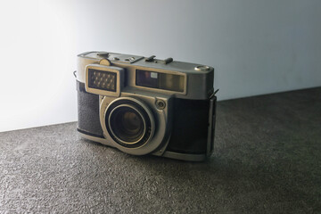 石模様の板に置いた古いカメラ