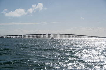 Obraz premium William M. Powell Bridge along Rickenbacker Causeway on the way onto Key Biscayne in Miami, Florida.