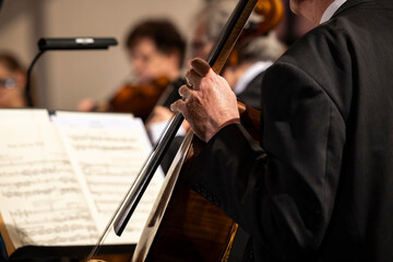 Musiker beim Konzert hält Cello in der Hand - obrazy, fototapety, plakaty