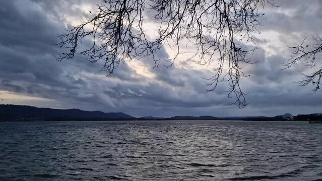 Dramatische st&uuml;rmische Wolkenstimmung am Bodensee 