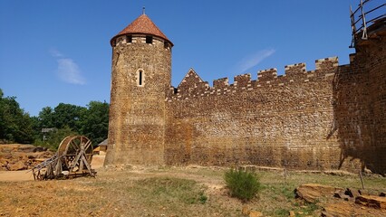 Roue, tour et remparts du château de Guédelon, Treigny, région Bourgogne-Franche-Comté, Yonne,...