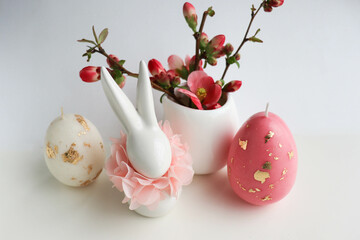 Obraz premium Easter card design. spring flowers, easter eggs and easter bunny